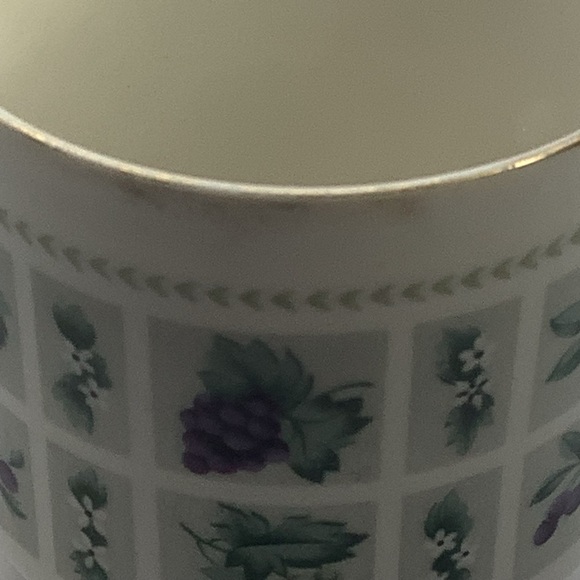 Set of Four Royal Doulton England Tapestry Cups and Saucers - Picture 11 of 11